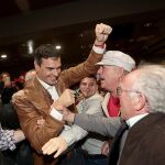 El exsecretario general del PSOE y aspirante a la reelección, Pedro Sánchez, es saludado por simpatizantes