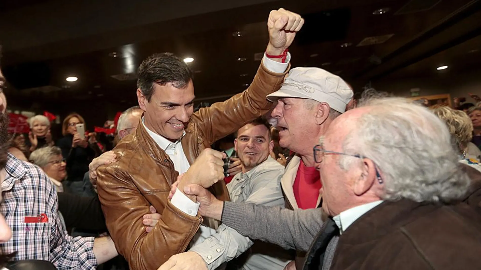 El exsecretario general del PSOE y aspirante a la reelección, Pedro Sánchez, es saludado por simpatizantes