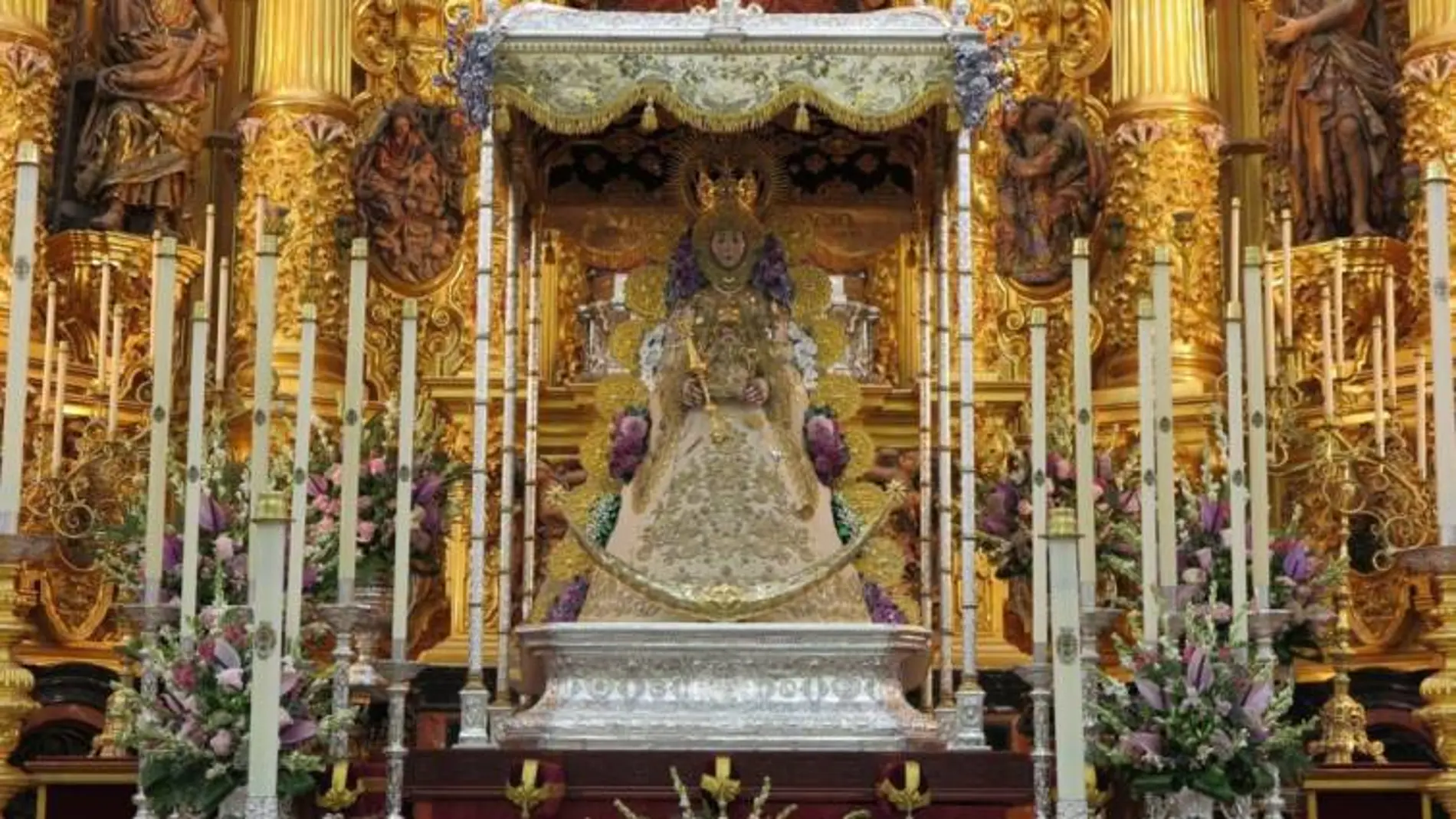 Imagen de la Virgen en su altar