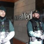 La Guardia Civil en la sede de la empresa Aguas de las Cuencas Mediterráneas (Acuamed)