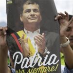 Seguidores de Correa con pancartas de apoyo al ex presidente