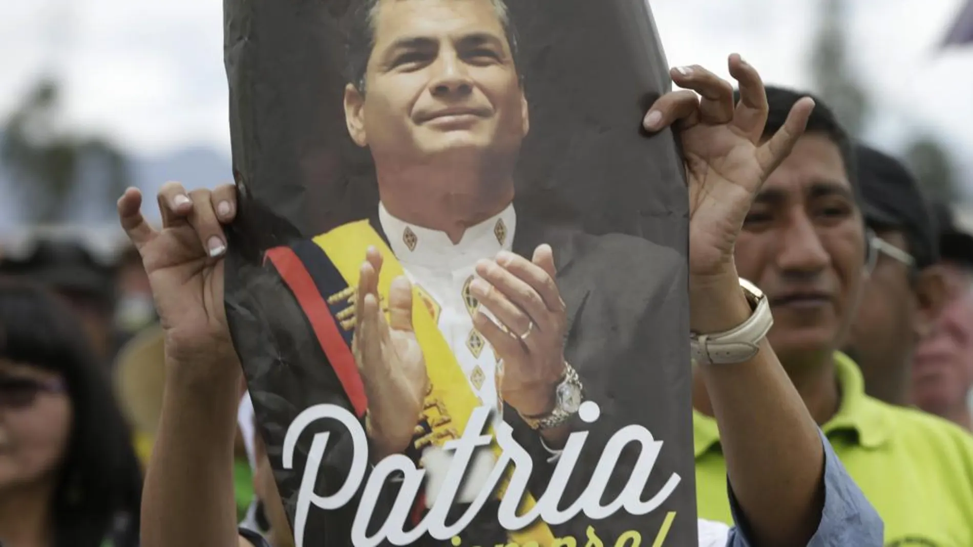 Seguidores de Correa con pancartas de apoyo al ex presidente
