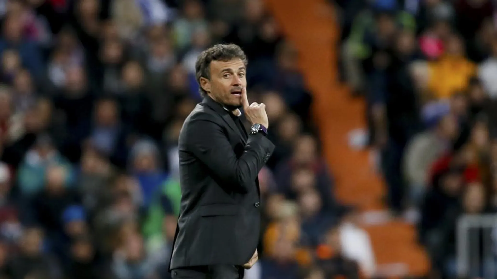 El entrenador del Barcelona, Luis Enrique Martínez, da instrucciones a sus jugadores en partido ante el Real Madrid