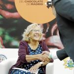 La alcaldesa de Madrid, Manuela Carmena, en la inauguración ayer de la primera Feria Internacional del Chocolate de Madrid. Foto: Jesús G. Feria