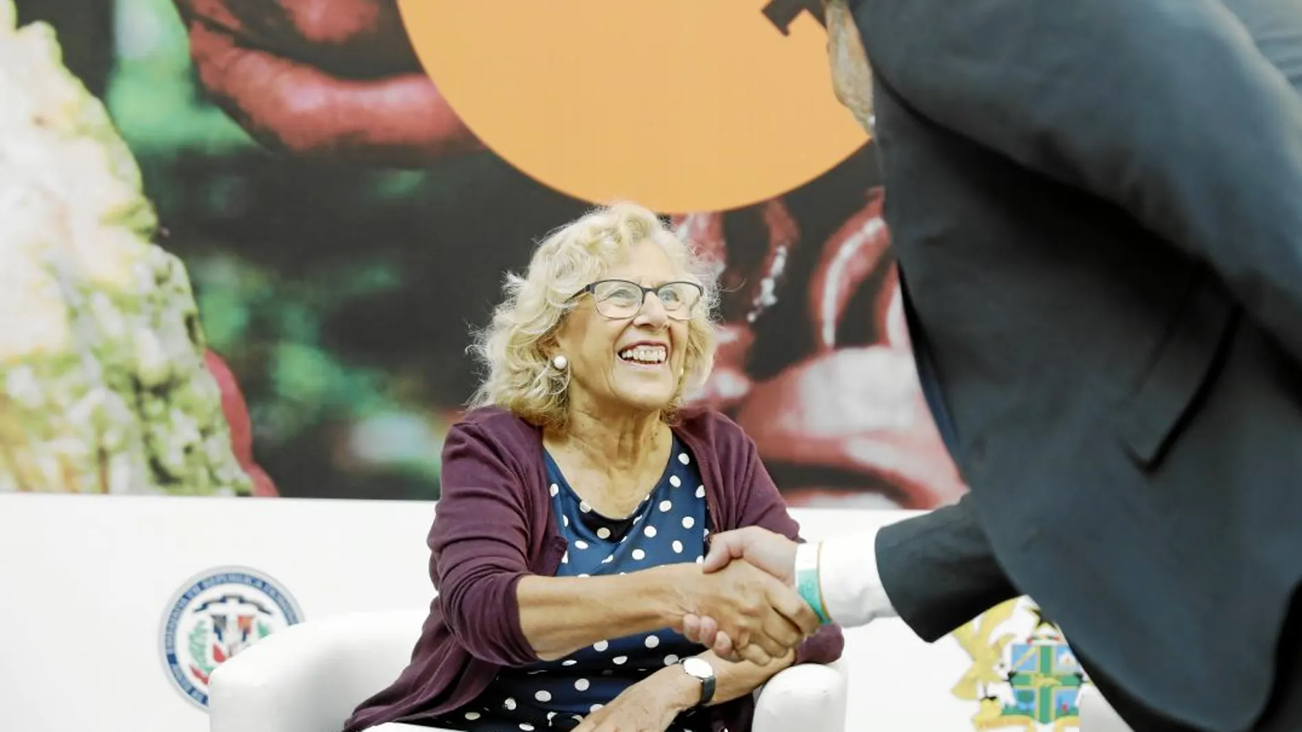 La alcaldesa de Madrid, Manuela Carmena, en la inauguración ayer de la primera Feria Internacional del Chocolate de Madrid. Foto: Jesús G. Feria