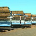 La planta cuenta con 336.000 espejos dispuestos en 1.200 colectores capaces de girar, según la posición del sol
