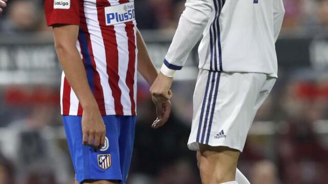 Cristiano Ronaldo se encara con Koke durante el partido