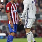 Cristiano Ronaldo se encara con Koke durante el partido