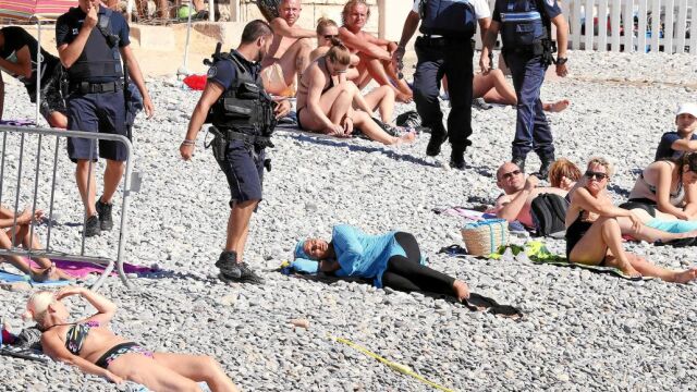 La polémica del «burkini» se encendió en Francia cuando varios gendarmes obligaron a una mujer a quitarse la prenda en una playa de Niza