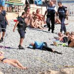La polémica del «burkini» se encendió en Francia cuando varios gendarmes obligaron a una mujer a quitarse la prenda en una playa de Niza
