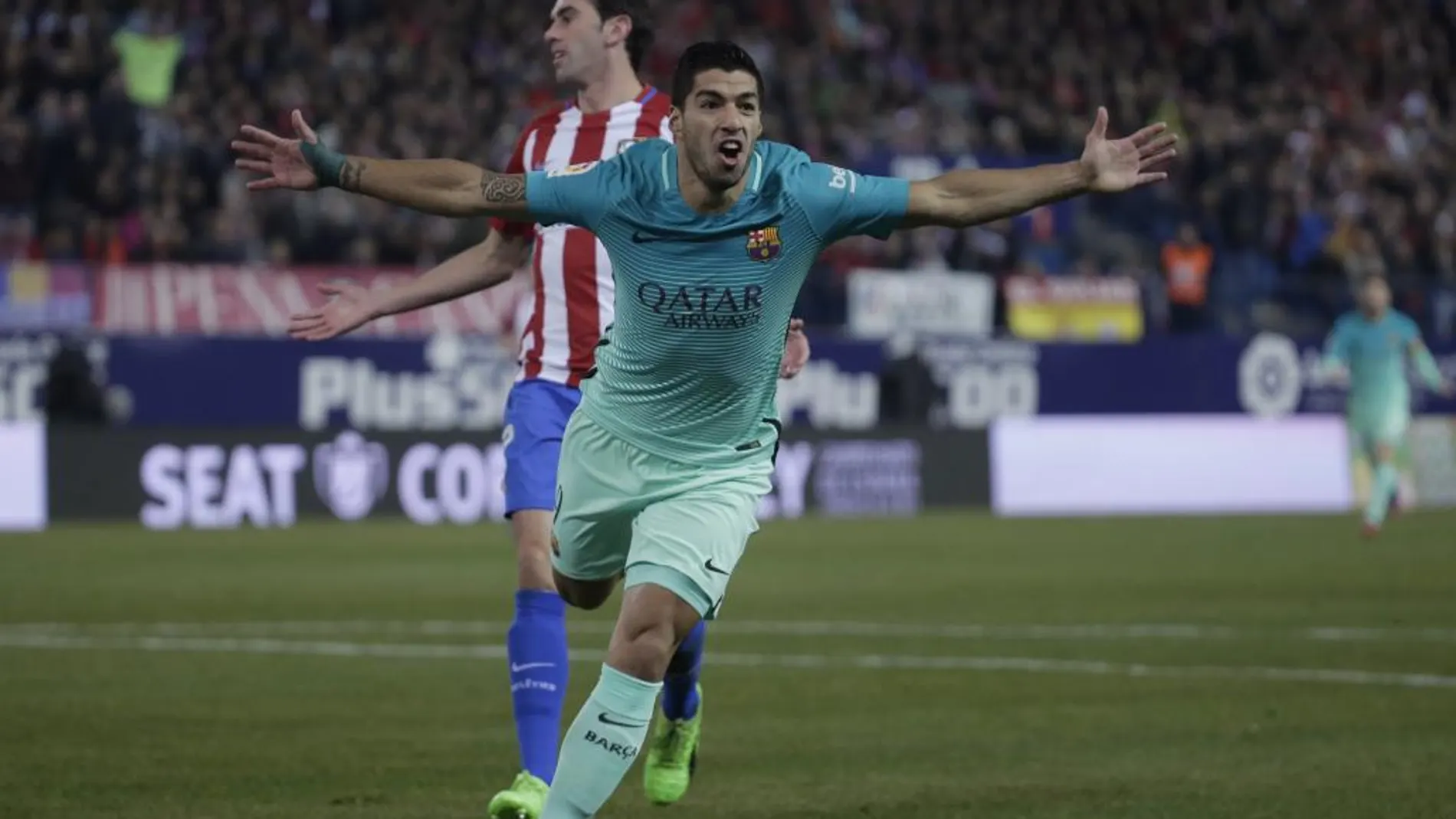 El delantero uruguayo del FC Barcelona Luis Alberto Suárez celebra su gol, primero del equipo frente al Atlético de Madrid