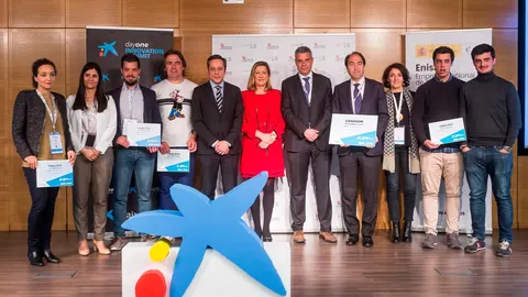 La consejera Pilar del Olmo junto a Marc Benhamou (CaixaBank), José Bayón (Enisa) y el ganador y finalistas de estos premios