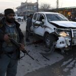 Agentes de las fuerzas de seguridad inspeccionan el lugar donde se ha producido una explosión en Jalalabad (Afganistán).