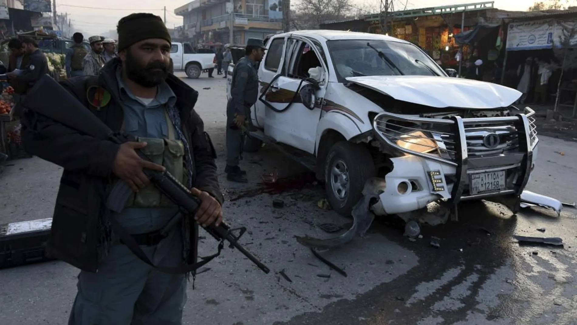 Agentes de las fuerzas de seguridad inspeccionan el lugar donde se ha producido una explosión en Jalalabad (Afganistán).