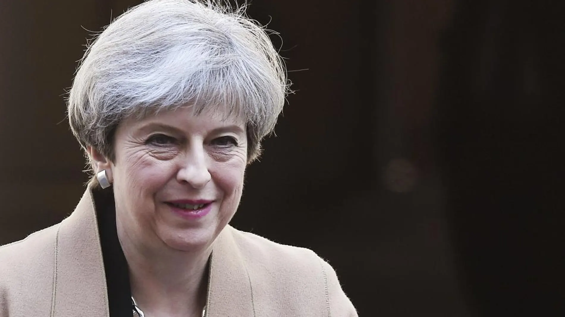 La primera ministra británica, Theresa May, sale de su residencia oficial en el número 10 de Downing Street con dirección al Palacio de Westminster en Londres.