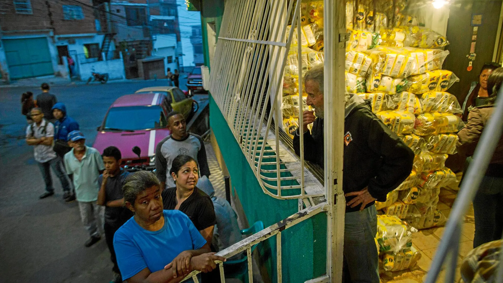 Un grupo de vecinos del barrio de Catia, en Caracas, esperan el reparto de alimentos subsidiados por el Gobierno