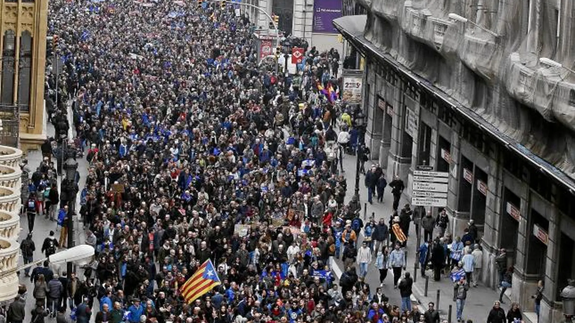 Más de 160.000 personas salieron ayer a las calles de Barcelona para defender los derechos de los refugiados.