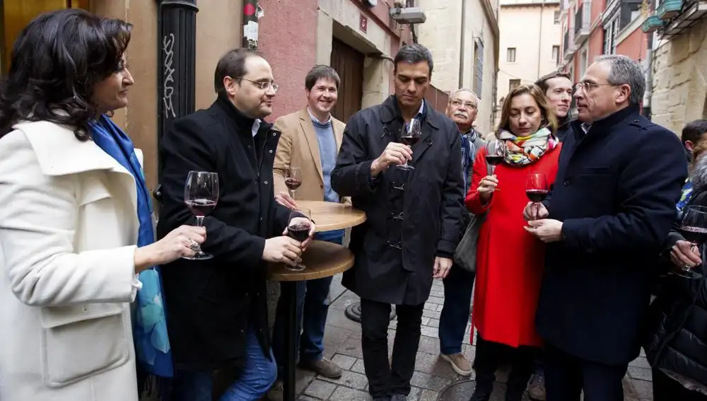 Pedro Sánchez (que conoce bien los mejores destinos de España) cuando era candidato socialista a la Presidencia del Gobierno, durante una visita a la calle de Laurel de Logroño.