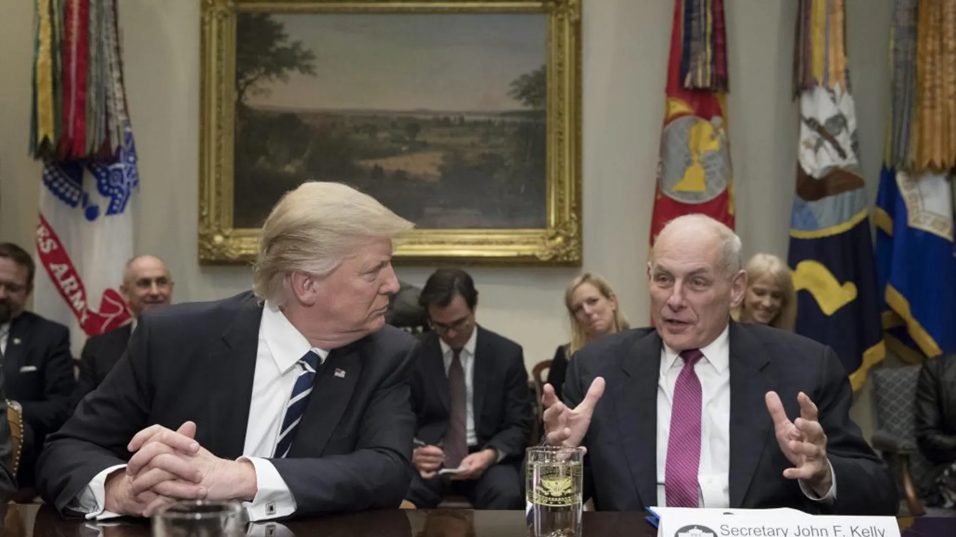 El presidente de EE.UU., Donald J. Trump (i), durante una reunión junto al secretario de Seguridad Nacional estadounidense, John Kelly (d), en la Sala Roosevelt de la Casa Blanca en Washington, Estados Unidos, el 31 de enero de 2017