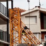 Una grúa de construcción ha caído sobre un edificio en Sant Just Desvern (Barcelona) / Foto: Efe
