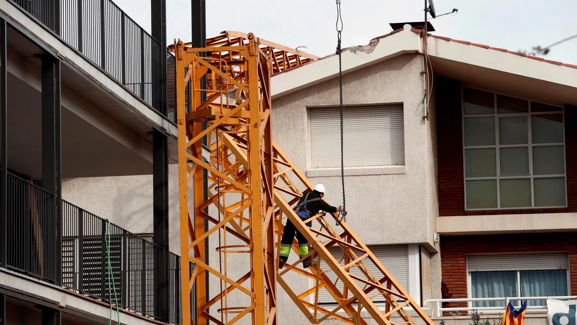 Una grúa de construcción ha caído sobre un edificio en Sant Just Desvern (Barcelona) / Foto: Efe