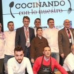 Los presidentes de las diputaciones Jesús Julio Carnero y Juan Martínez Majo, con algunos de los chefs participantes en el proyecto