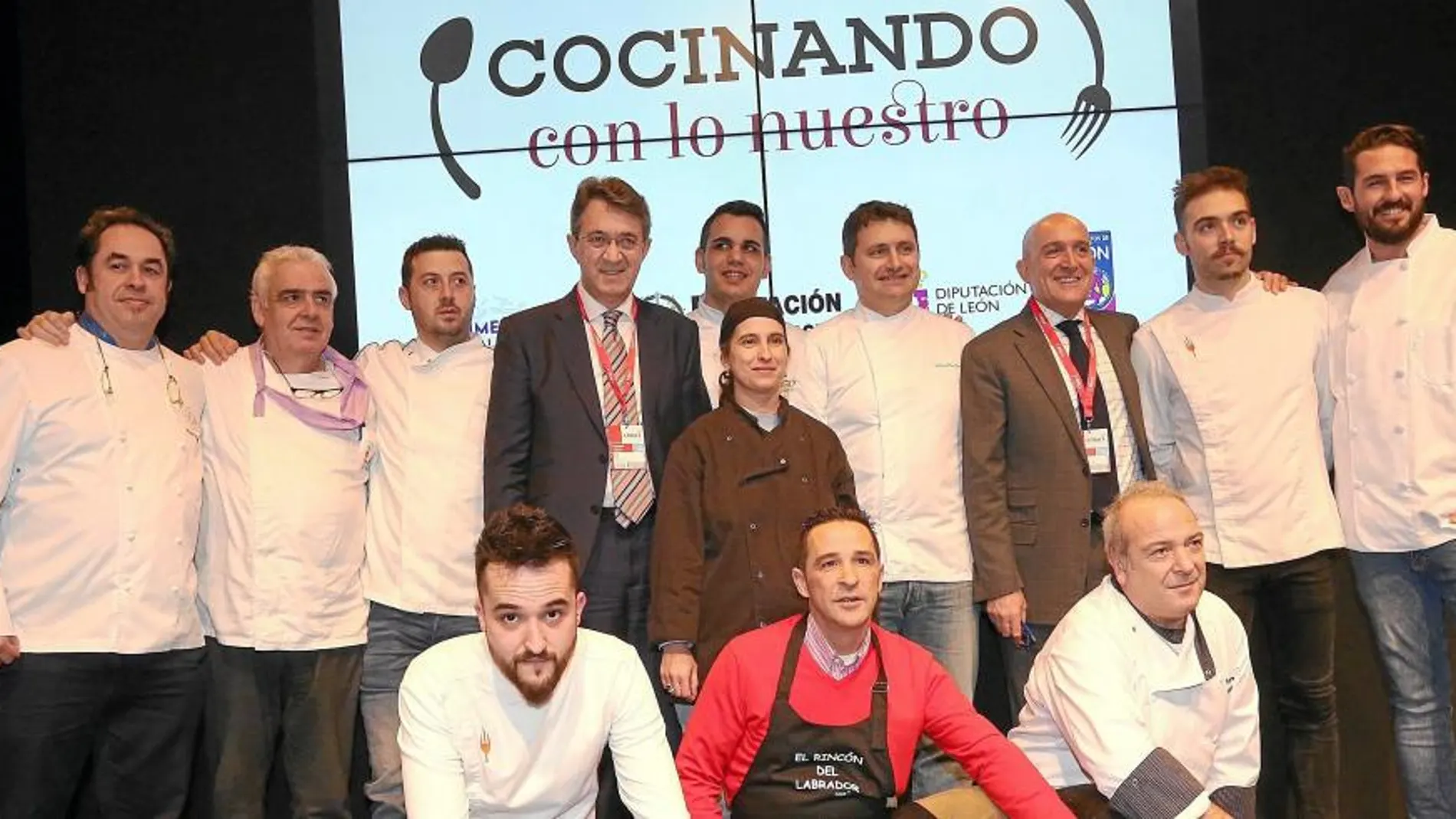 Los presidentes de las diputaciones Jesús Julio Carnero y Juan Martínez Majo, con algunos de los chefs participantes en el proyecto