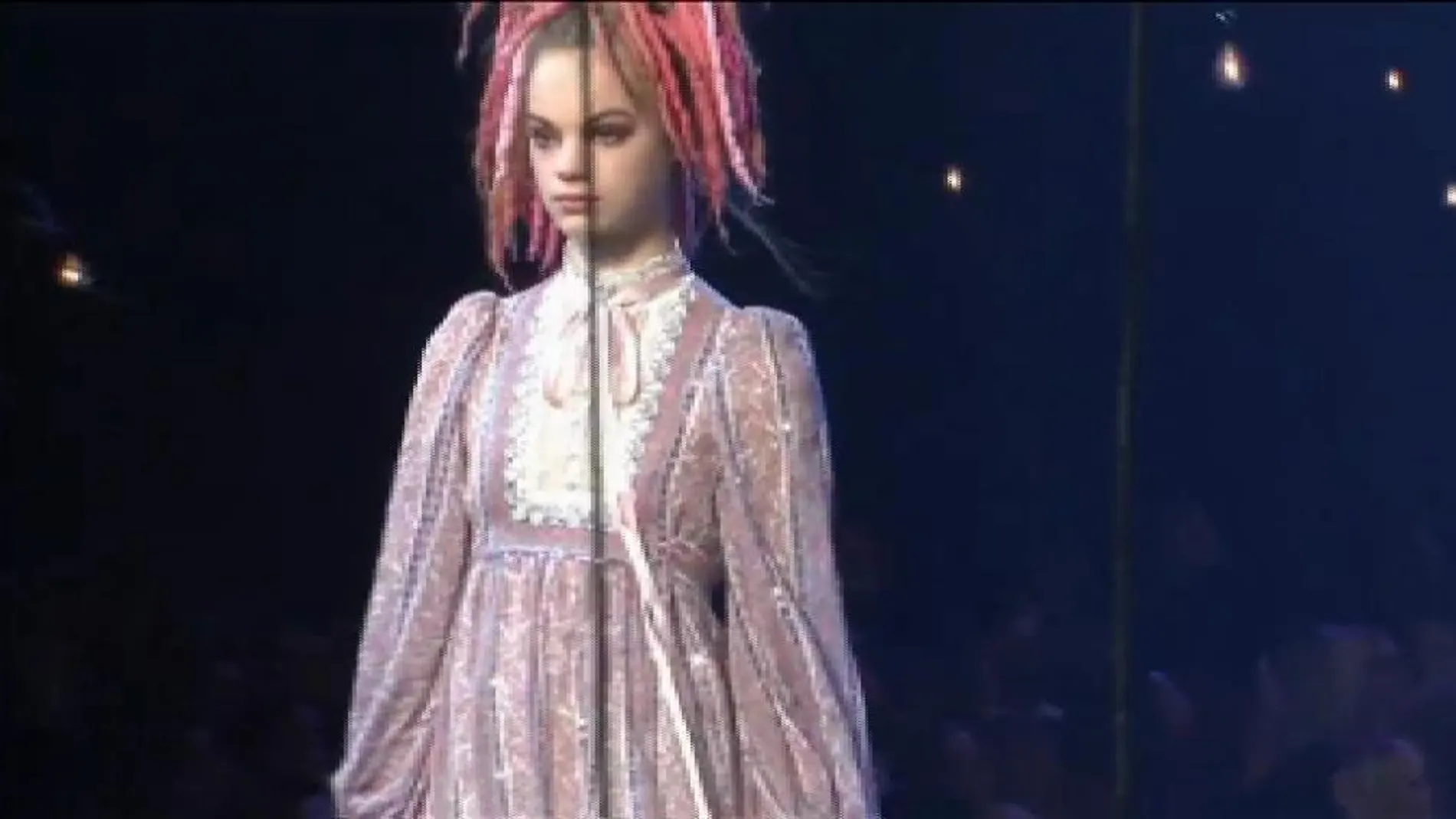 Marc Jacobs llena la pasarela de lolitas grunge de los años noventa