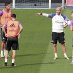 Los jugadores del Madrid en el entrenamiento de ayer, a las órdenes de Zidane