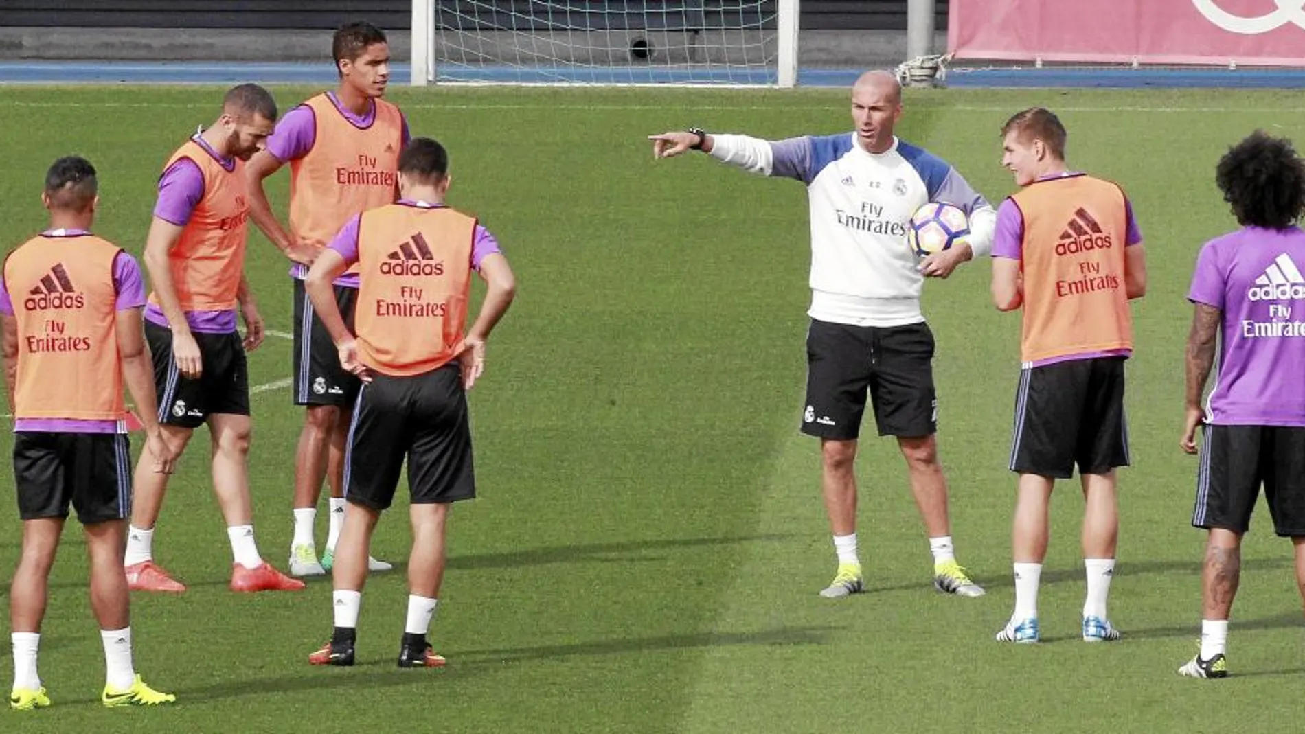Los jugadores del Madrid en el entrenamiento de ayer, a las órdenes de Zidane