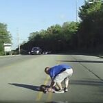 Momento en el que el conductor llega hasta la niña. El autobús siguió su marcha