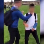 Captura del momento que el estudiante sirio sufre bullying por un alumno inglés / YouTube