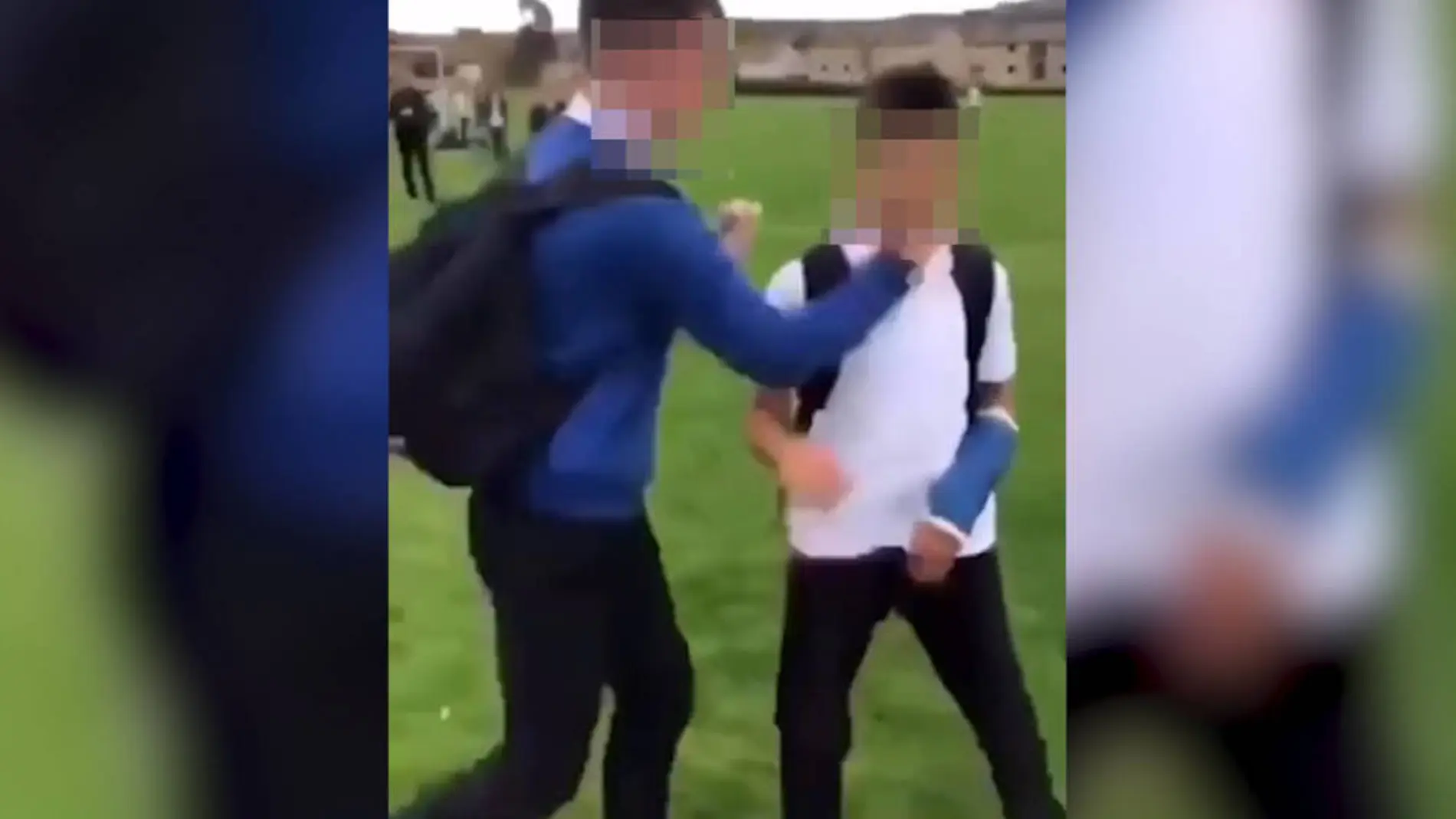 Captura del momento que el estudiante sirio sufre bullying por un alumno inglés / YouTube