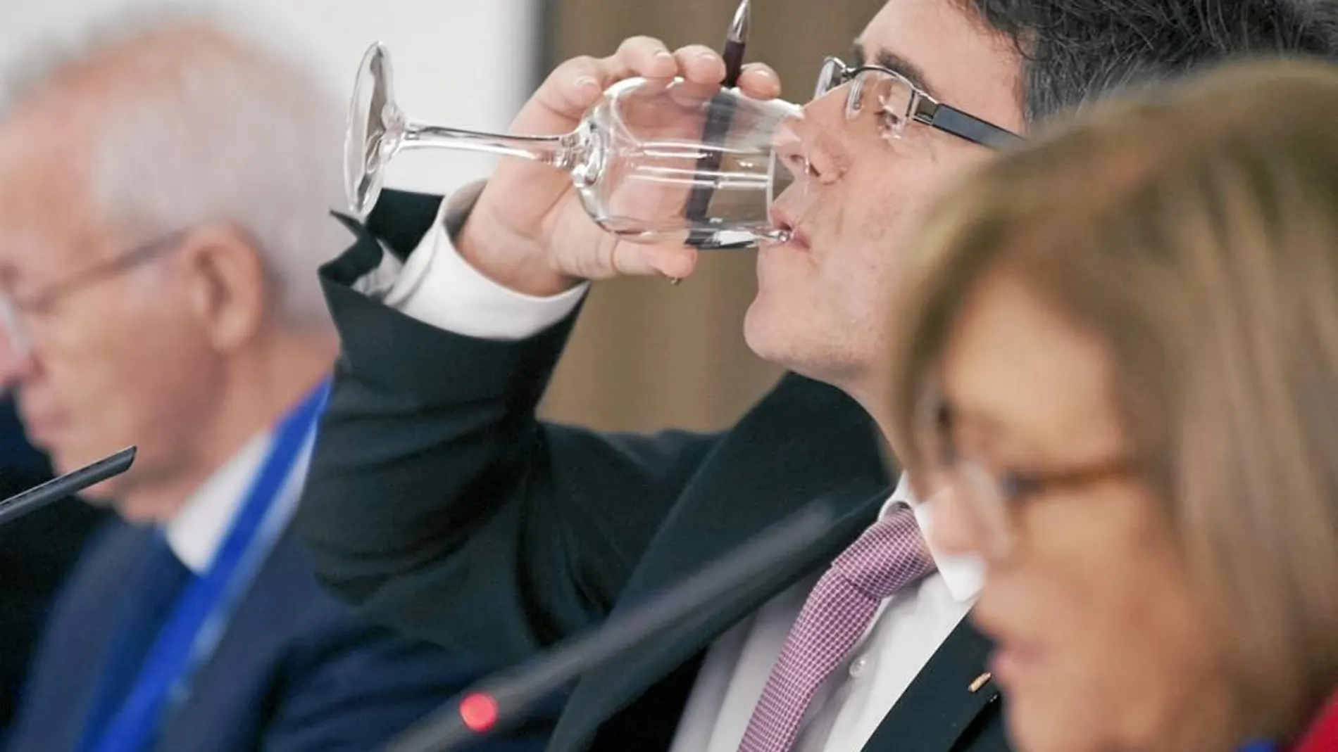 El president, Carles Puigdemont, bebiendo agua ayer en las jornadas de S’Agaró