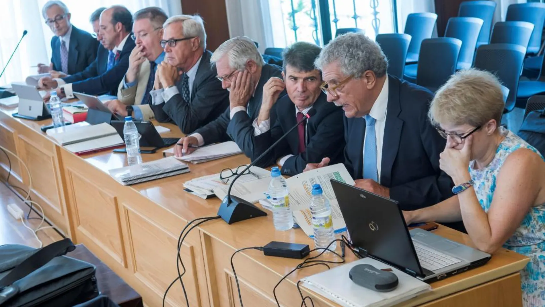 Varios de los peritos de la Intervención estatal y de los propuestos por ex altos cargos de la Junta encausados, en el primer juicio de los ERE (Foto: Efe)