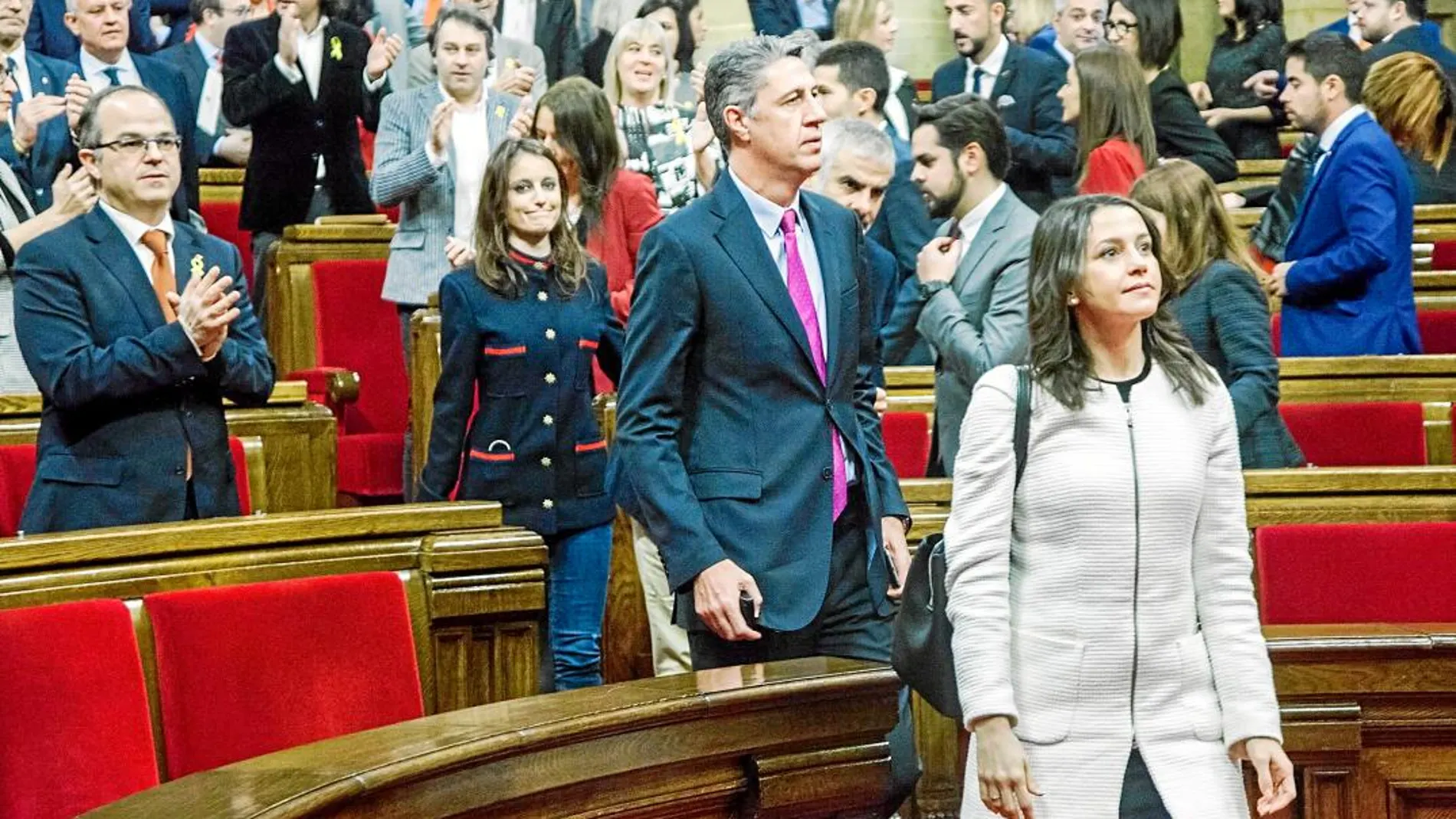 Imagen de Inés Arrimadas y Xavier García Albiol en el Parlament, a la conclusión de una sesión plenaria