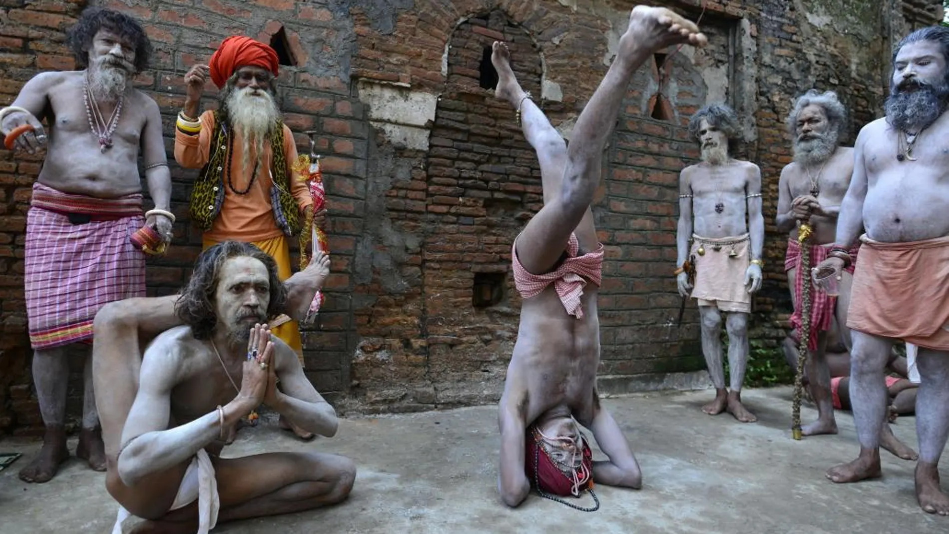 Hombres santos hindúes practican yoga para celebrar el Día Internacional del Yoga