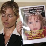 Kate McCann junto a un cartel de su hija desaparecida Madeleine