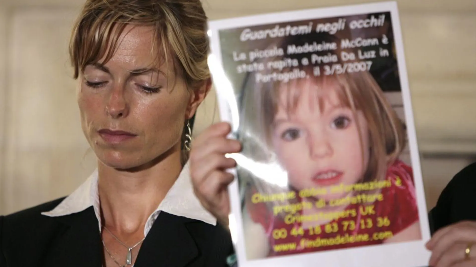 Kate McCann junto a un cartel de su hija desaparecida Madeleine