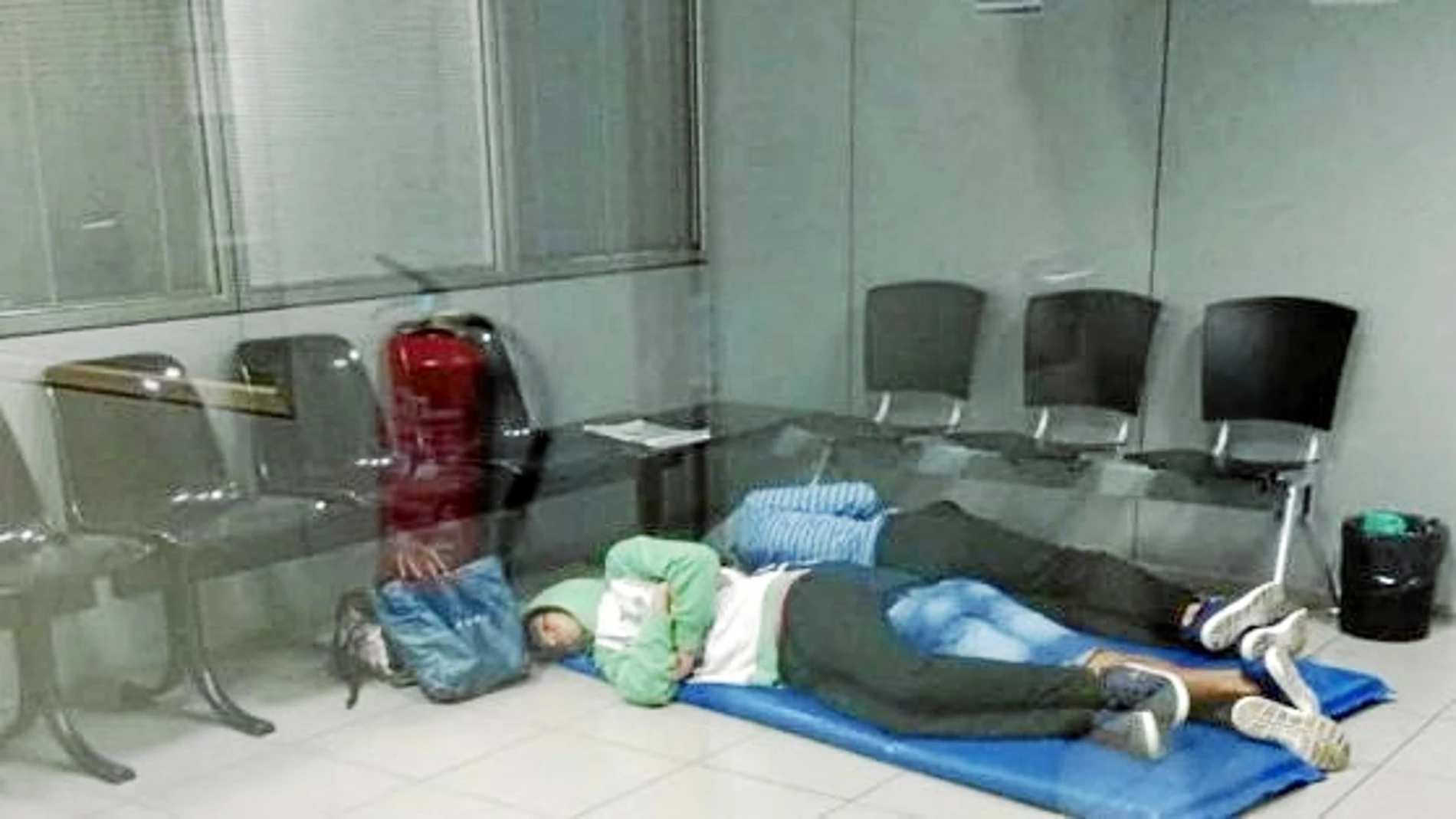 Malas condiciones. Decenas de jóvenes extranjeros no acompañados siguen durmiendo en comisarías, en unas condiciones que no son las ideales