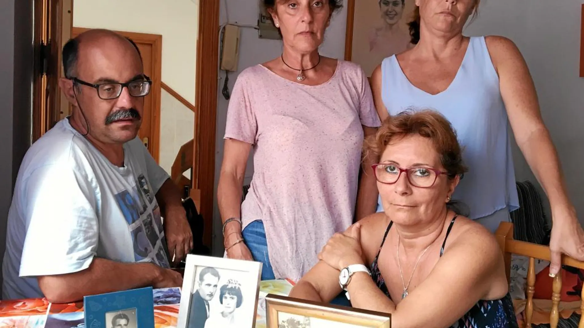Los cuatro hijos del matrimonio canario luchan por saber qué les pasó a sus padres