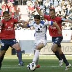 El jugador del Getafe Barrada (2-i) trata de escapar de Silva (i) y Puñal, ambos de Osasuna