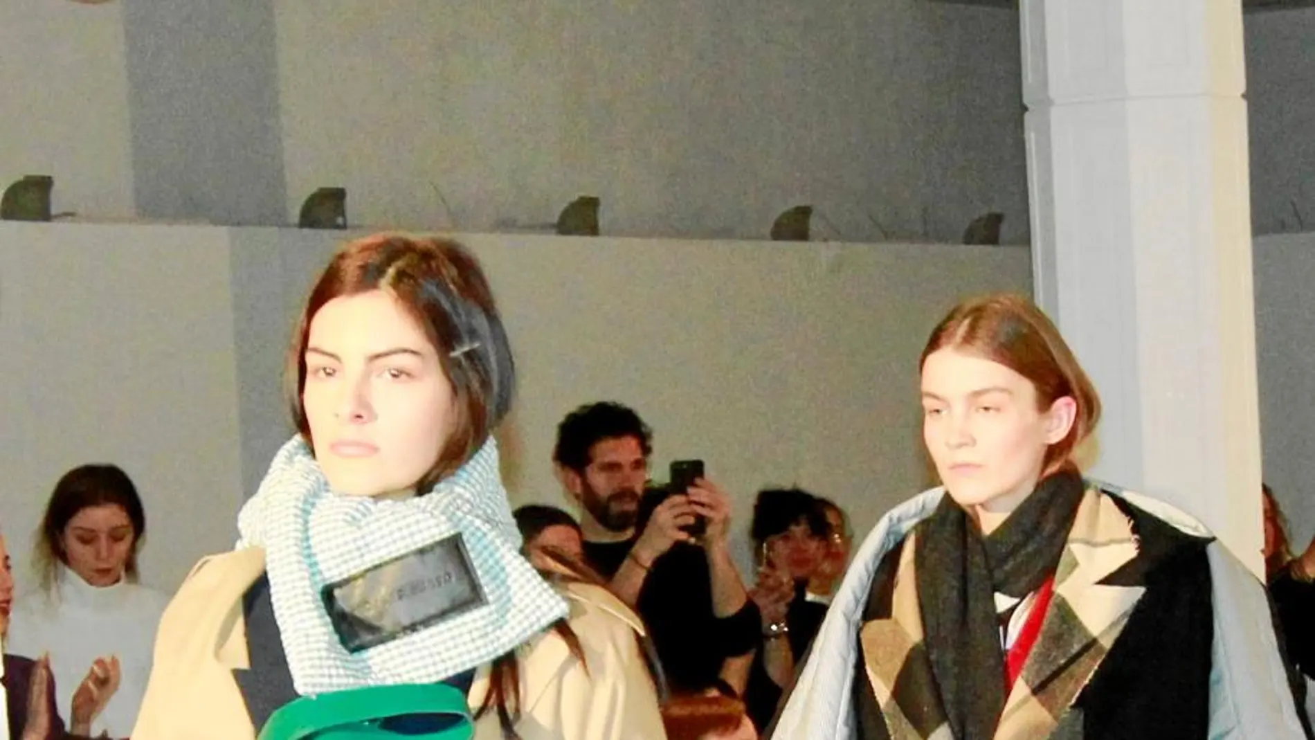 Dos modelos ayer en la presentación de la colección de Moisés Nieto / Foto: Anuska Sandroni