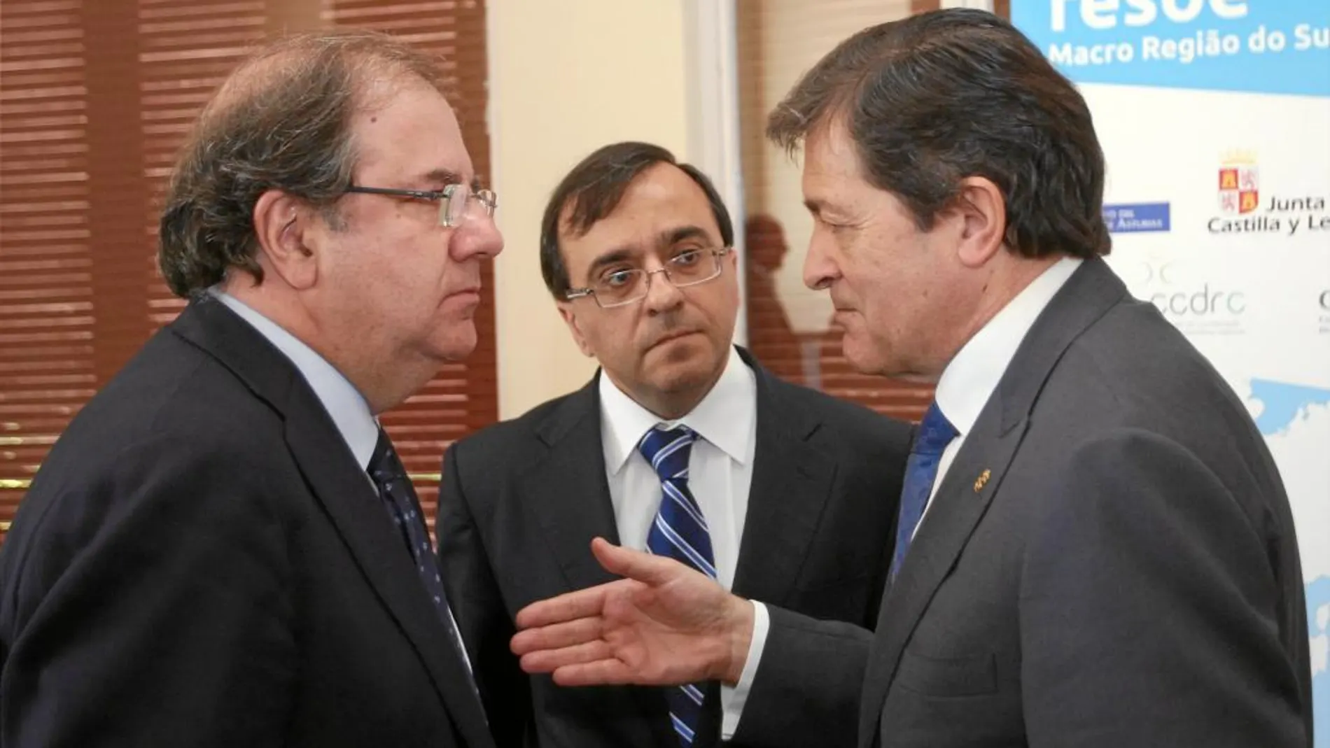 Juan Vicente Herrera y Javier Fernández conversan en un encuentro celebrado en Oporto