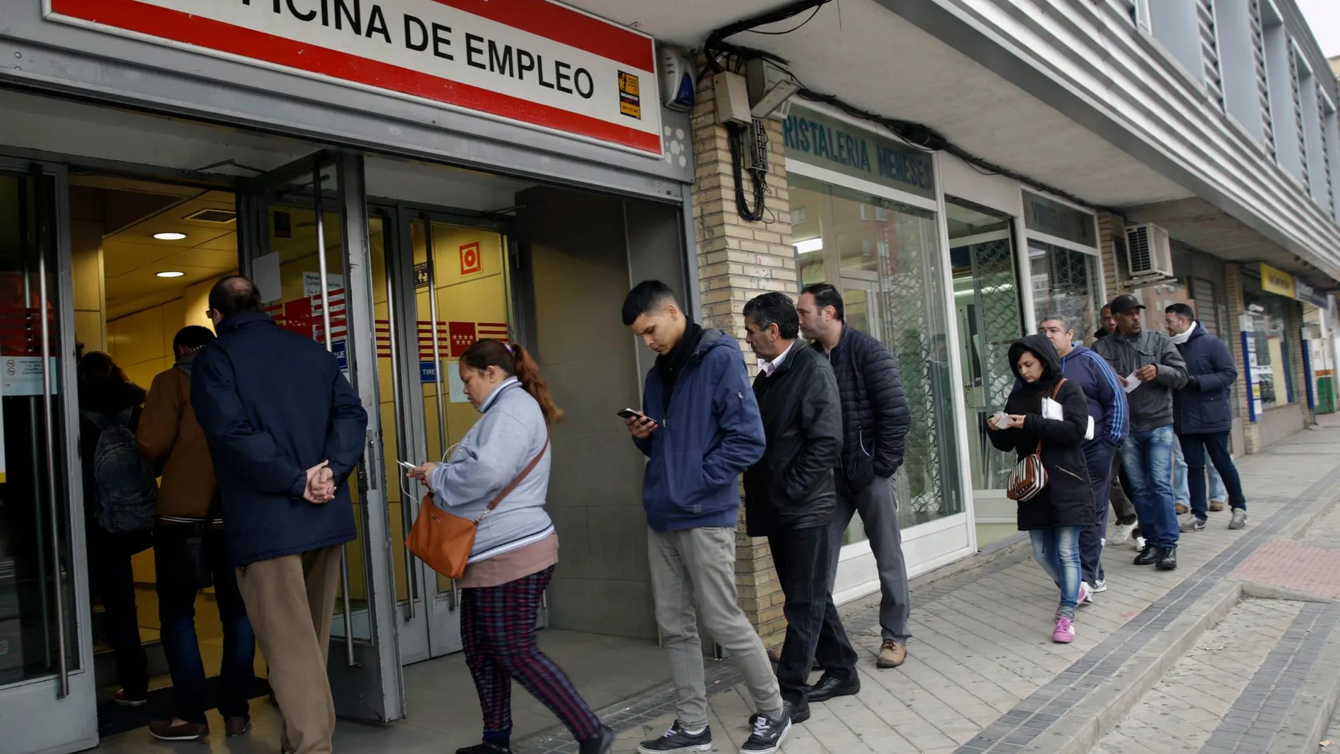 La EPA indica que la inercia sigue en el mercado laboral