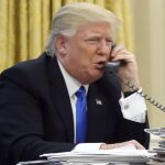 Donald Trump habla por tel'efono en el despacho oval