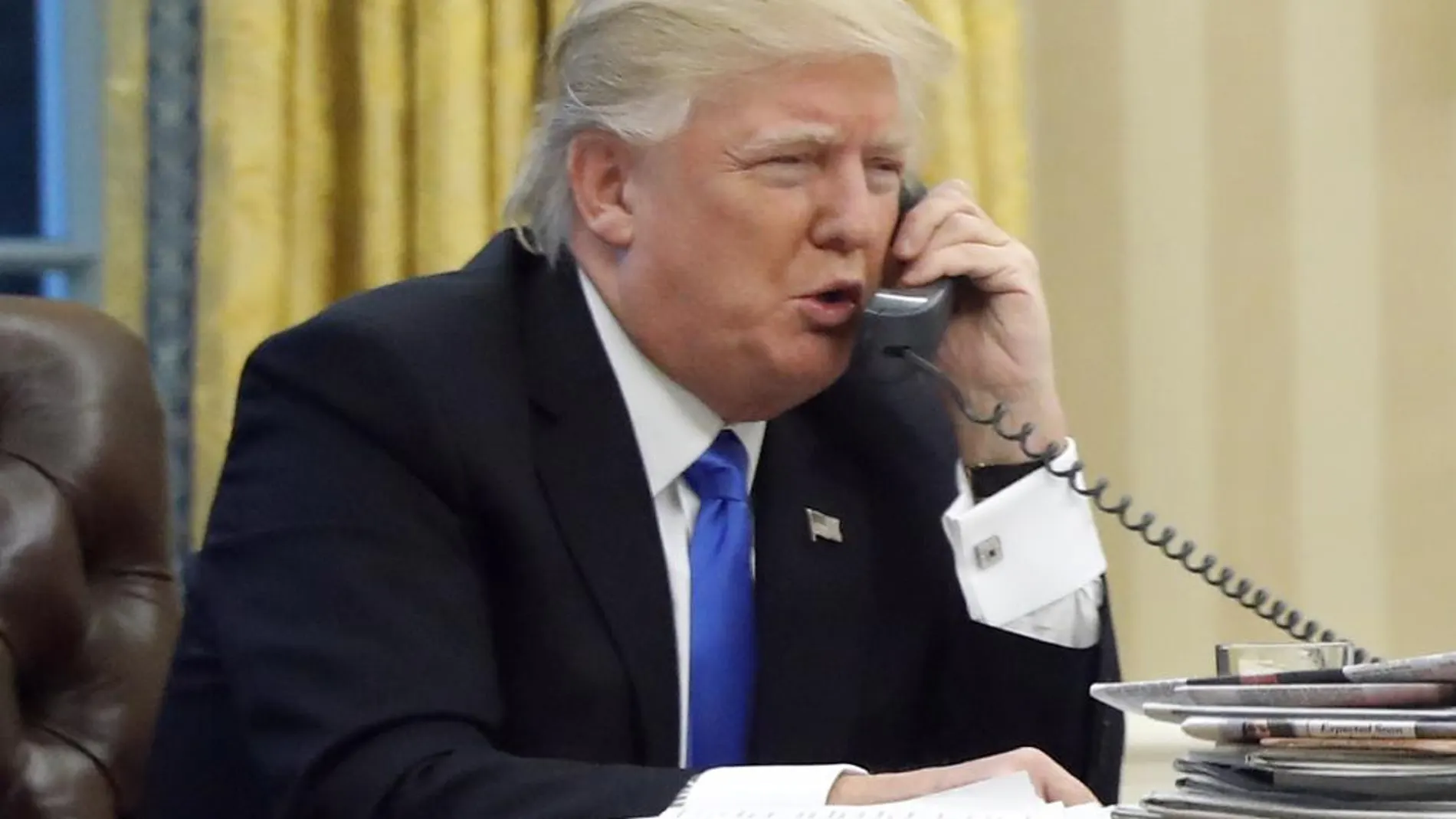 Donald Trump habla por tel'efono en el despacho oval