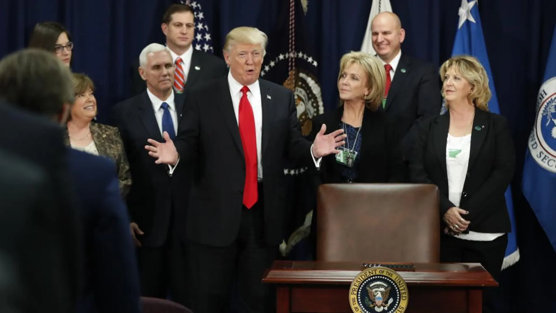 Donald Trump, acompañado de Mike Pence y otros, durante un acto en hoy en Washington.