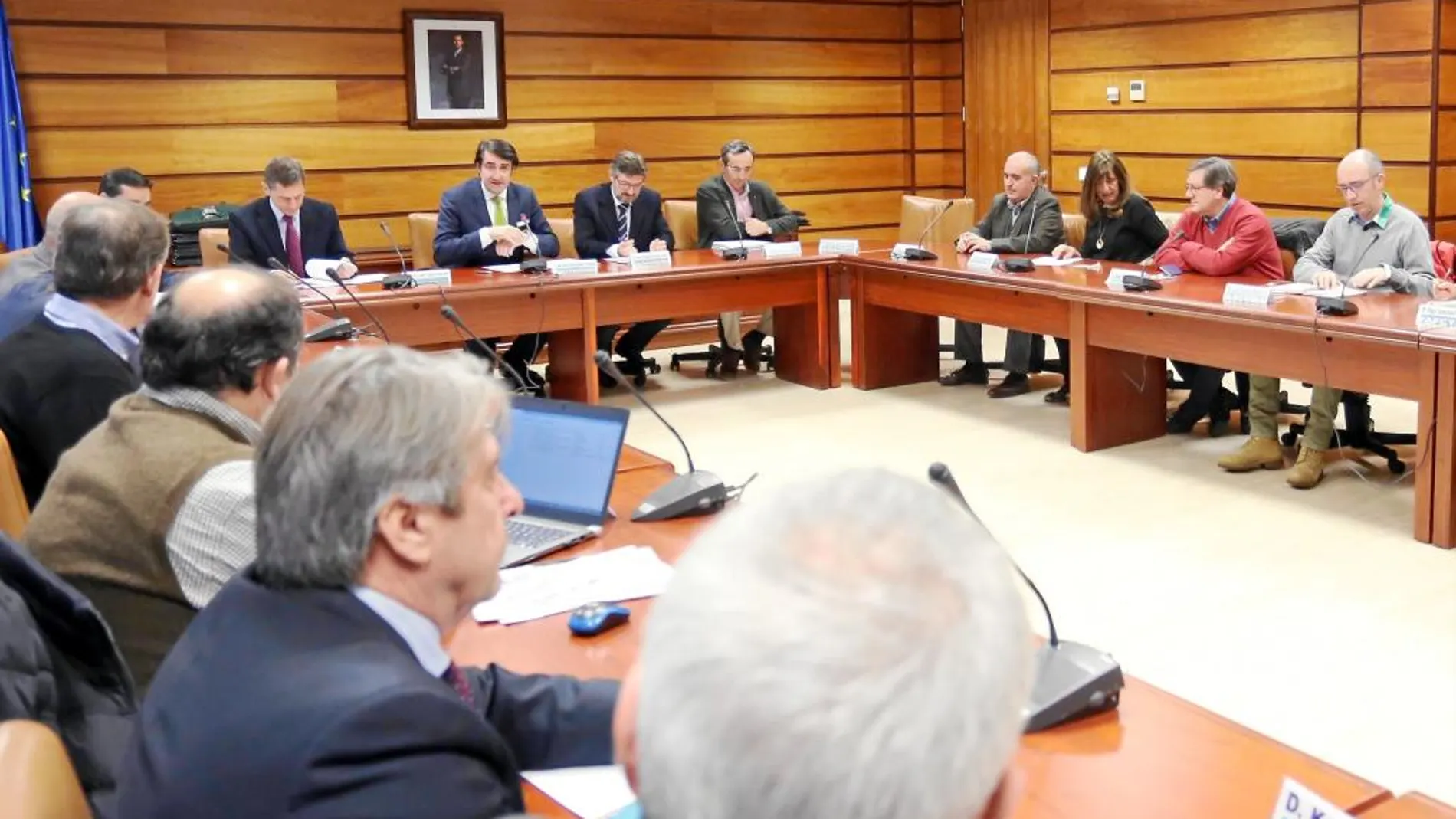 El consejero Juan Carlos Suárez-Quiñones se reúne con los representantes del sector forestal