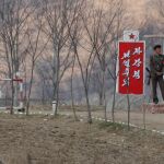 Un soldado norcoreano monta guardia al norte de Sinuiju, Corea del Norte